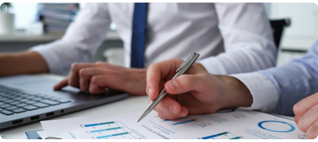 Foto de bolígrafo sobre hojas con gráficas